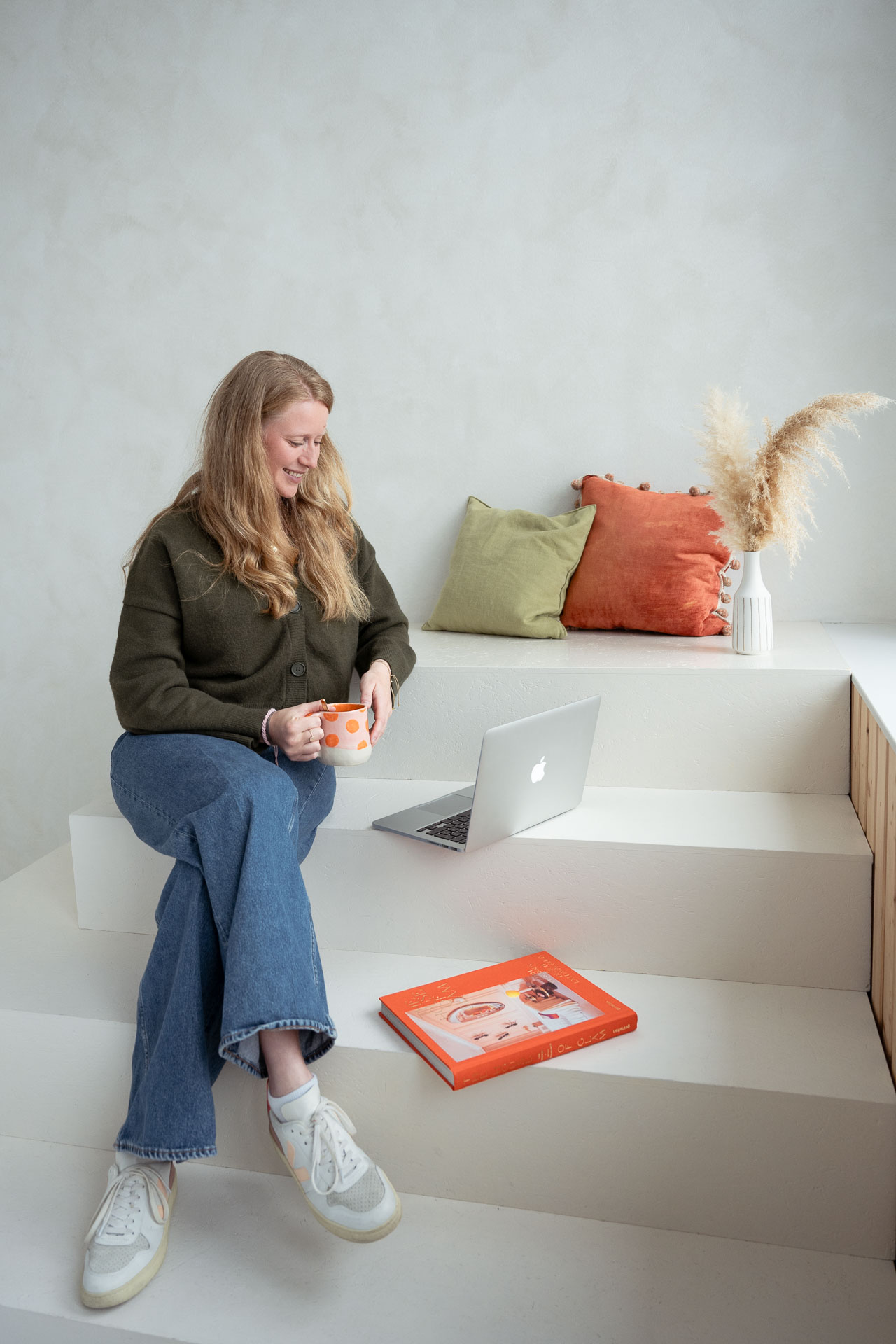Senna von Sennas Storys am Laptop
