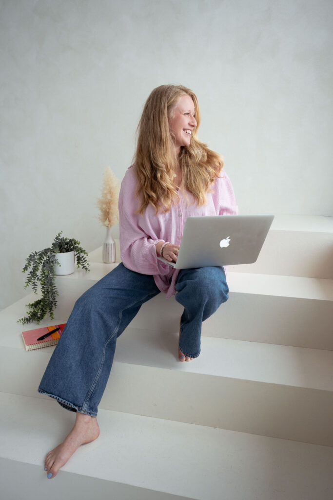 Svenja Faist, rosa Bluse, Laptop, Fotostudio, Boho Deko